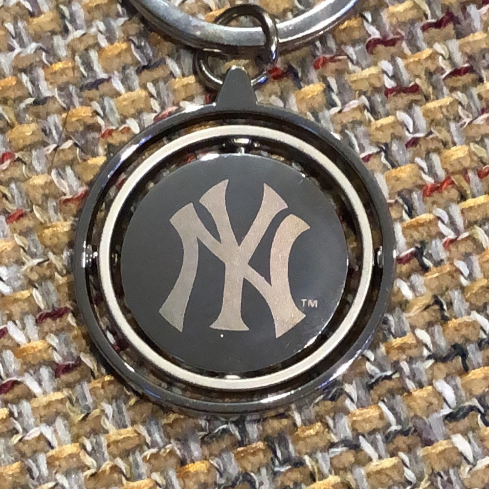 NEW YORK YANKEES 3 Dimensional Keychains - See Video and Photos - Silver
